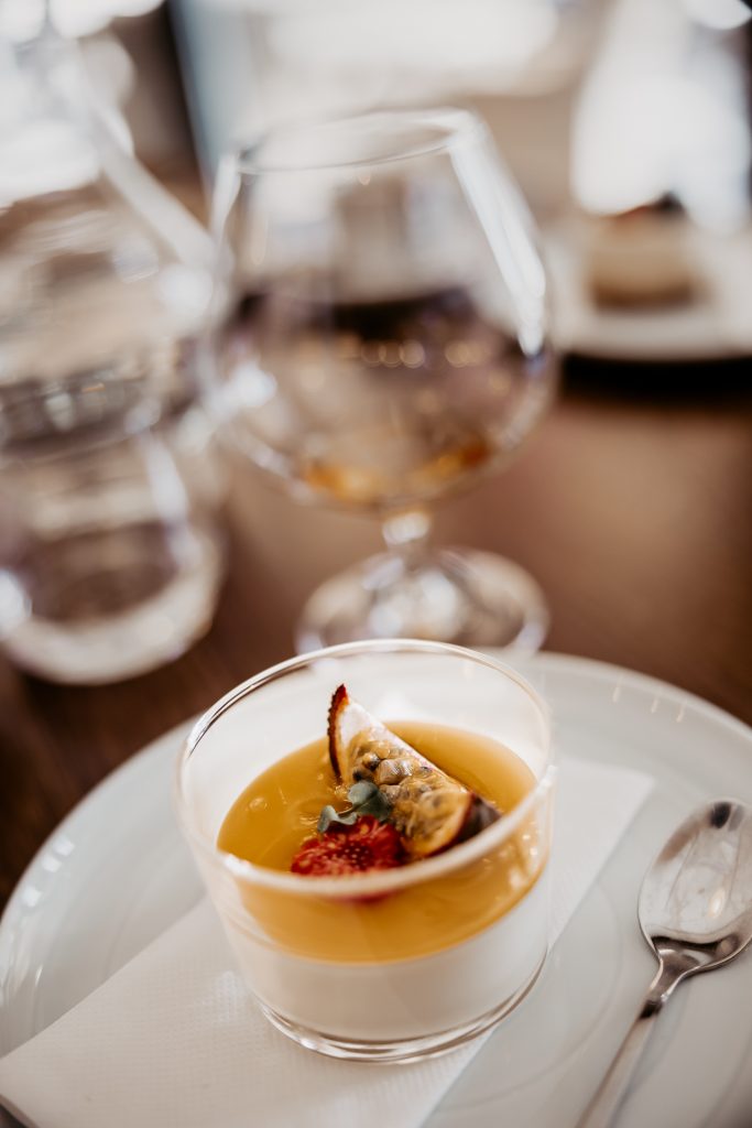detailný záber na francúzsky dezert pana cotta na tanieri so servítkou a lyžičkou