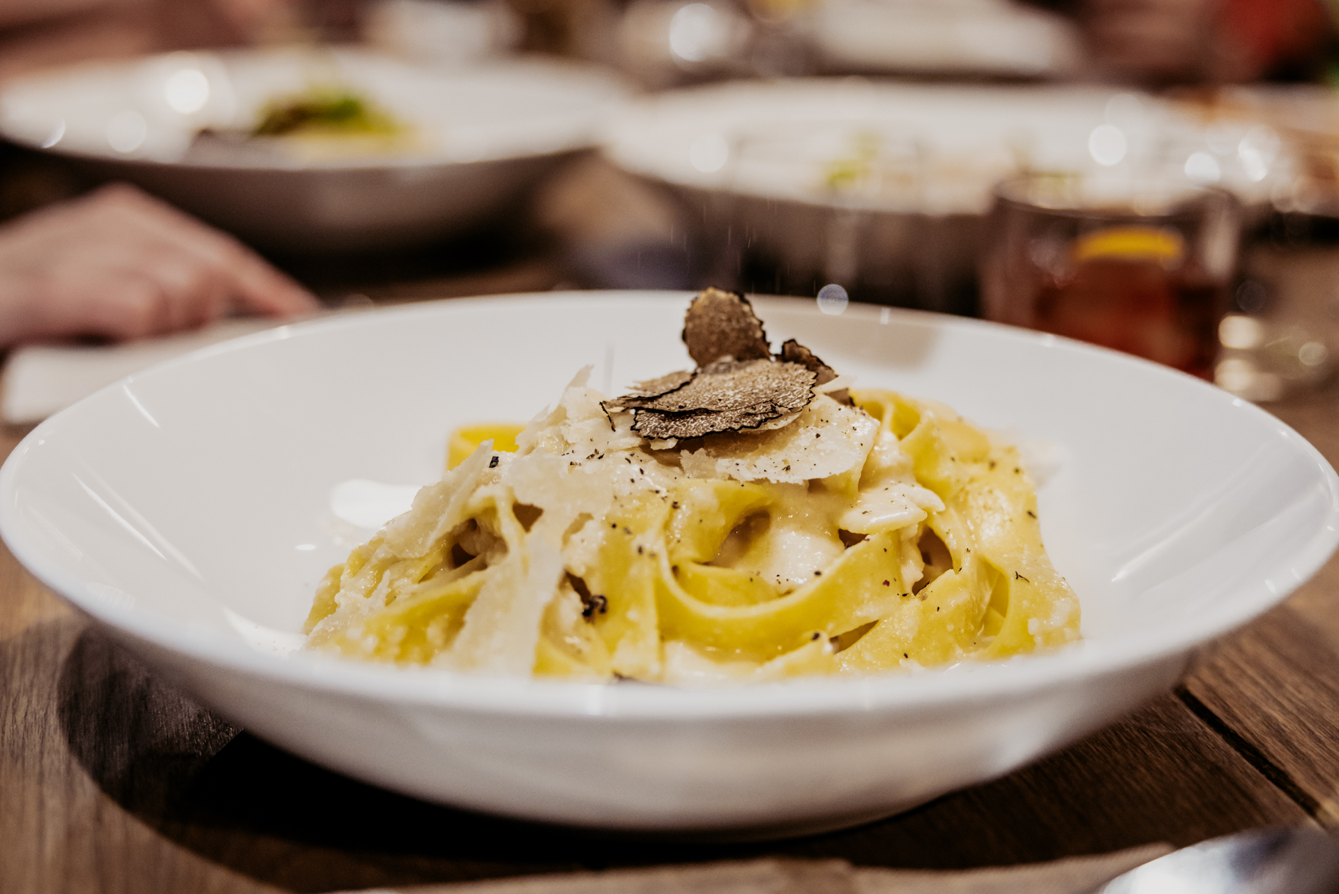 tanier domácich talianskych cestovín Cacio e Pepe, syr, čierne korenie, hľuzovka na stole v reštaurácii