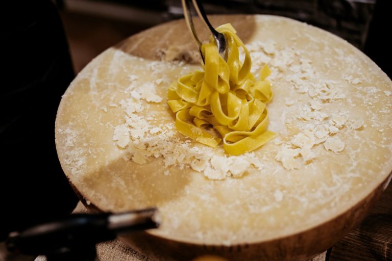 miešanie cestovín so syrom v bochníku parmezánu