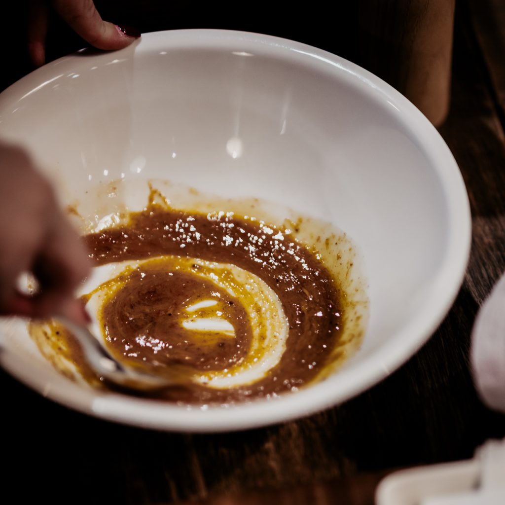 príprava domácej majonézy ako súčasť prípravy tataráku