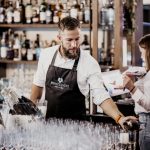 season-ludia-v-akcii-132A7169 barman nalieva prosecco do pohárov na bare v reštaurácii